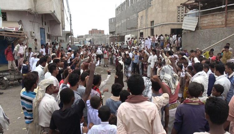 عدد من الوقفات عقب صلاة الجمعة بالحديدة تندد بحصار الدريهمي3